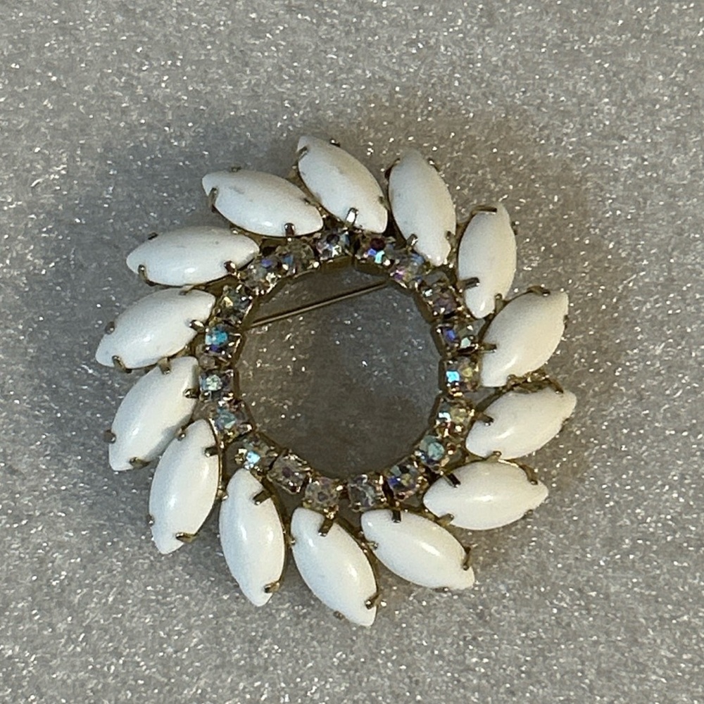Vintage‎ D&E Juliana Inspired White Milk Glass AB Rhinestone Brooch Pin Art Deco